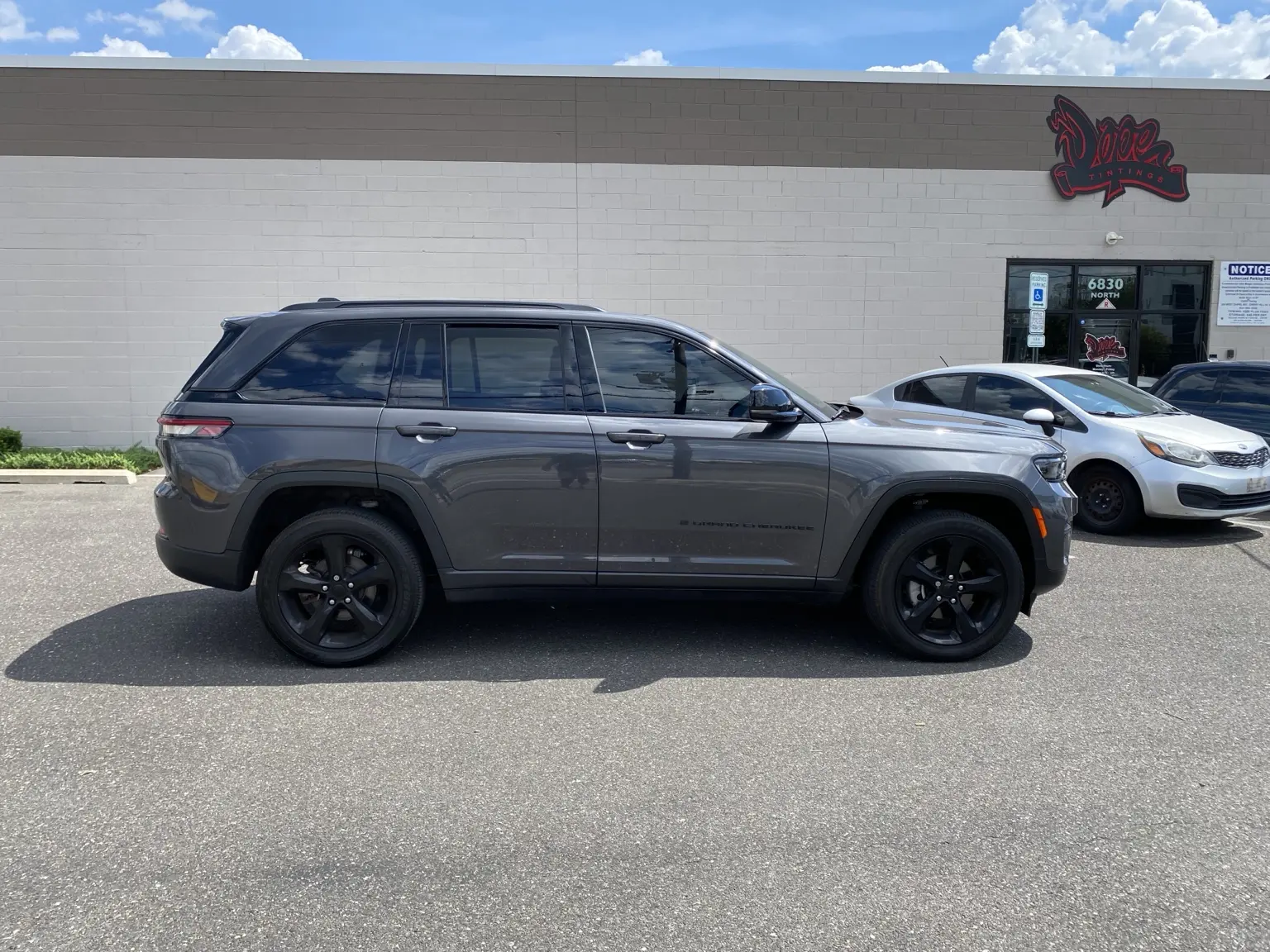 What Does 25% Front Window Tint Look Like on a 2022–2026 Jeep Grand Cherokee? — photo 2
