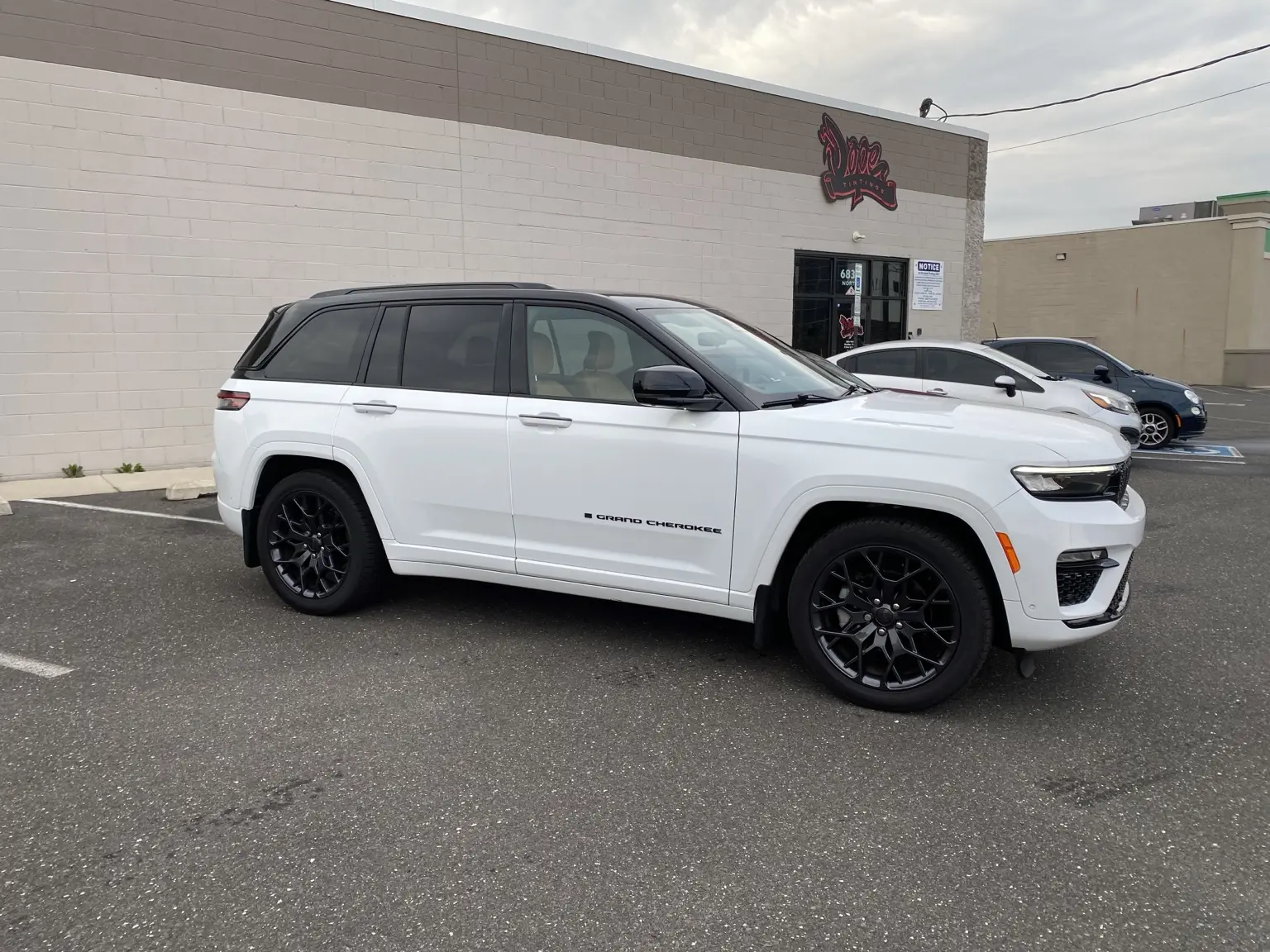 What Does 70% Ceramic Front Window Tint Look Like on a 2022–2026 Jeep Grand Cherokee?